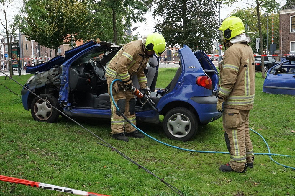 Zie hoe de brandweer een auto in stukken knipt