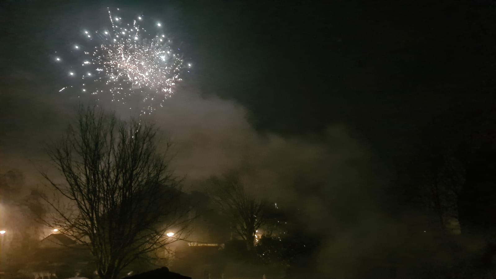 Man bedreigt vuurwerkafstekers; politie lost waarschuwingsschot bij aanhouding