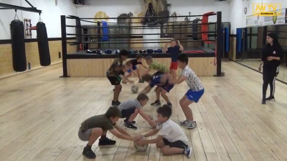 Noor geeft in deze zomervakantie boksles aan kinderen