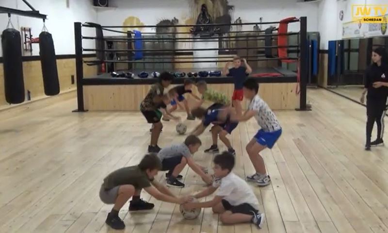 Noor geeft in deze zomervakantie boksles aan kinderen
