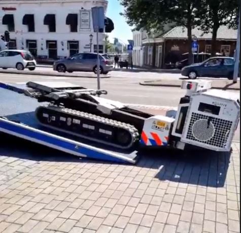 Rupsvoertuig om auto's uit parkeergarages af te voeren