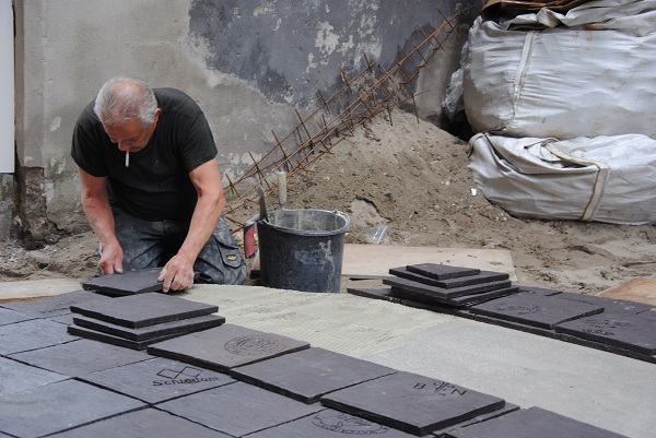 Vandaag is de eerste van de 1185 tegels gelijmd in de Locomotiefsteeg