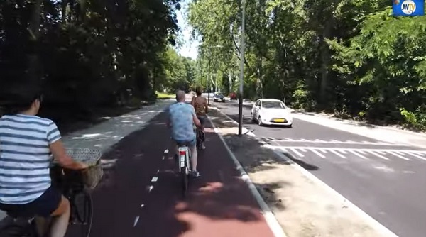Fietspad Parkweg in het park is klaar 