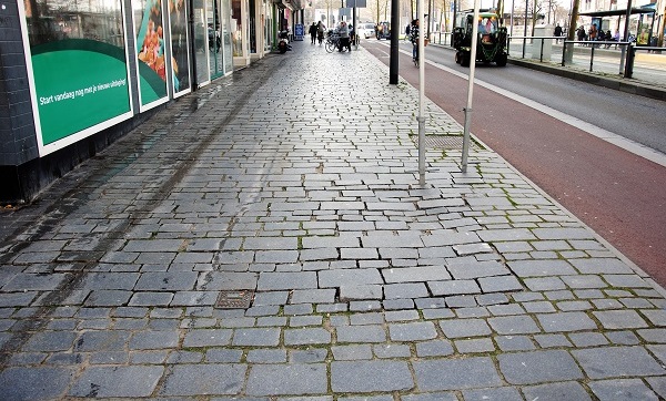 De stoep van de Broersvest wordt aangepakt