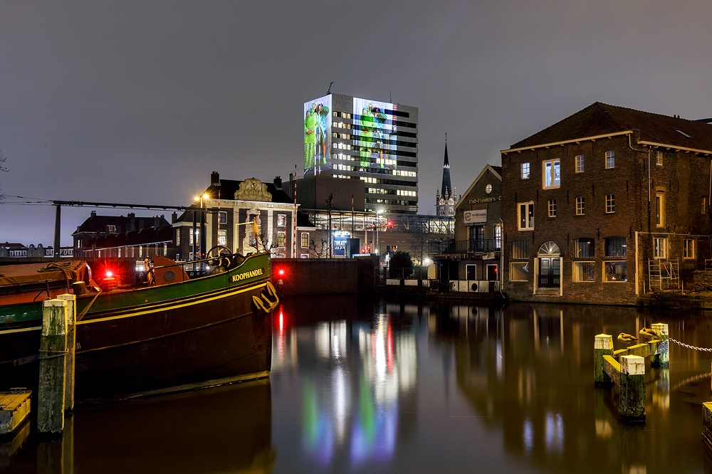 Museum projecteert aankopen, kunstlogés en lichtkunst op Stadskantoor