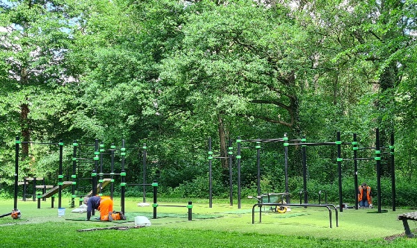 Onderhoud aan calisthenicsveld in Beatrixpark