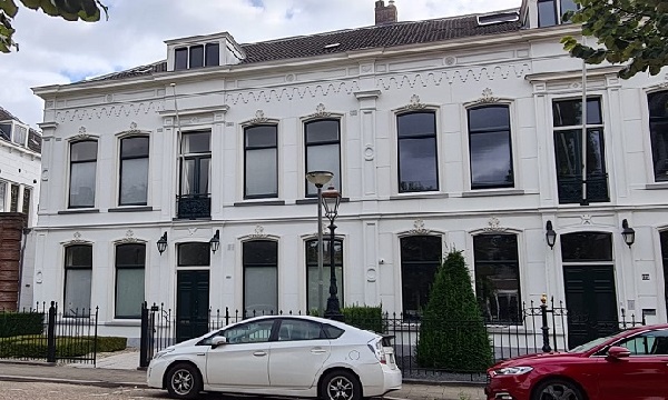 Een twee-onder-één-kapper voor bijna 1,8 miljoen euro k.k.