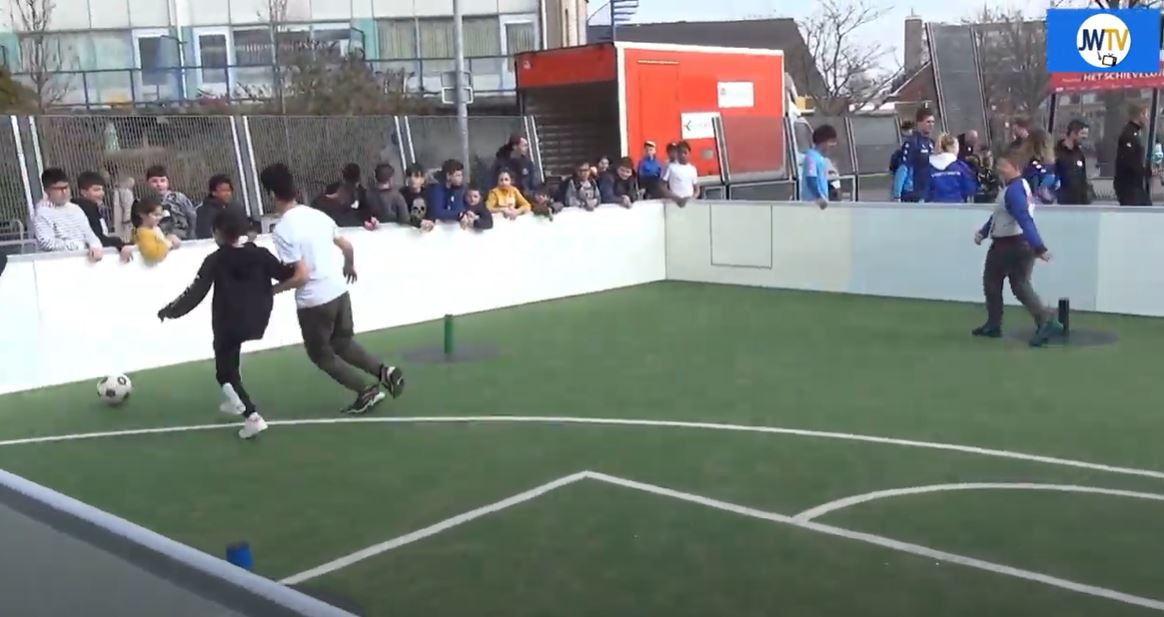 'Kom achter de playstation vandaan om echt buiten te voetballen'