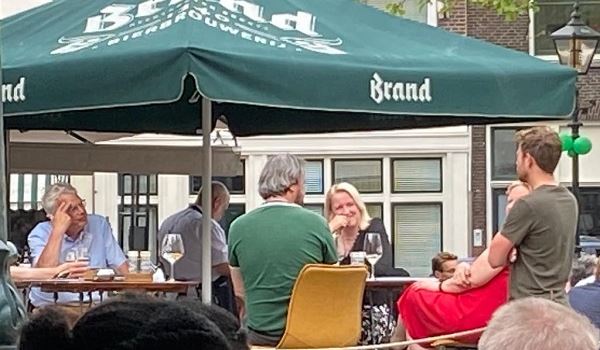 Er zat - zij het kort - één persoon te veel aan één van de tafels