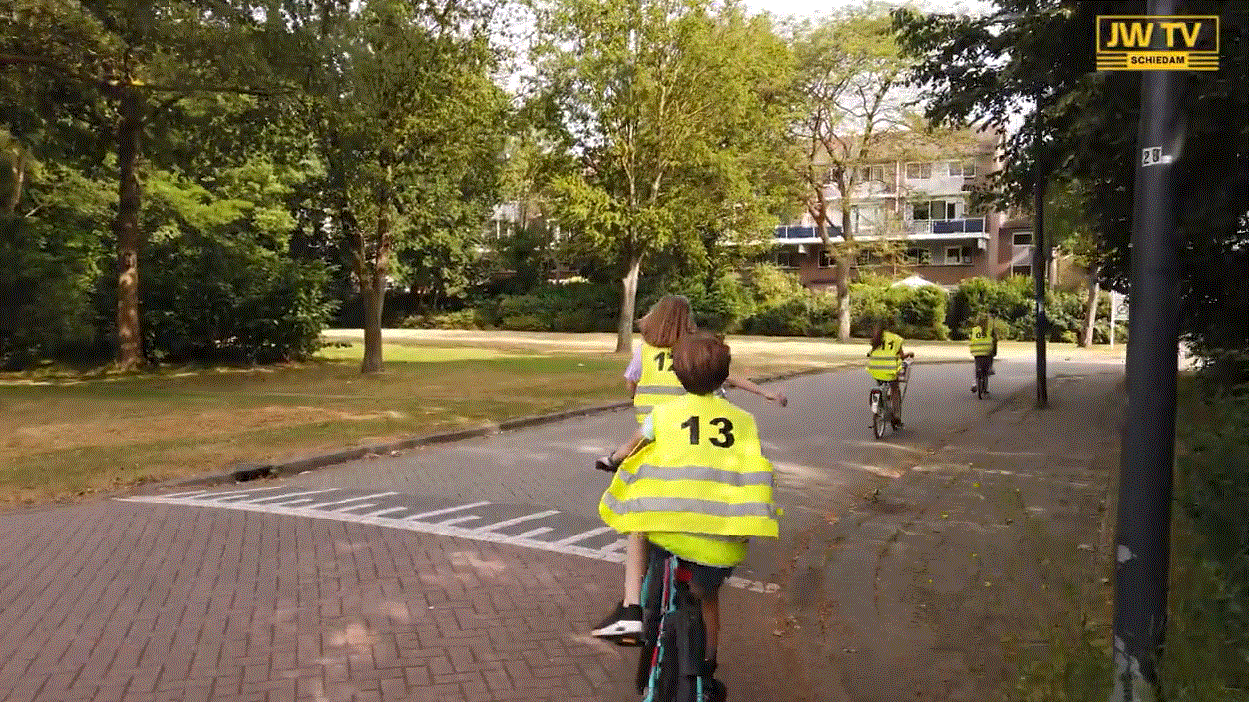 Let op! Het fietsexamen is bezig in Schiedam Noord