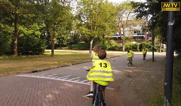 Let op! Het fietsexamen is bezig in Schiedam Noord