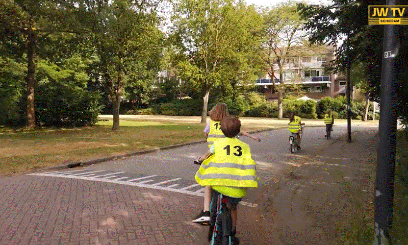 Let op! Het fietsexamen is bezig in Schiedam Noord
