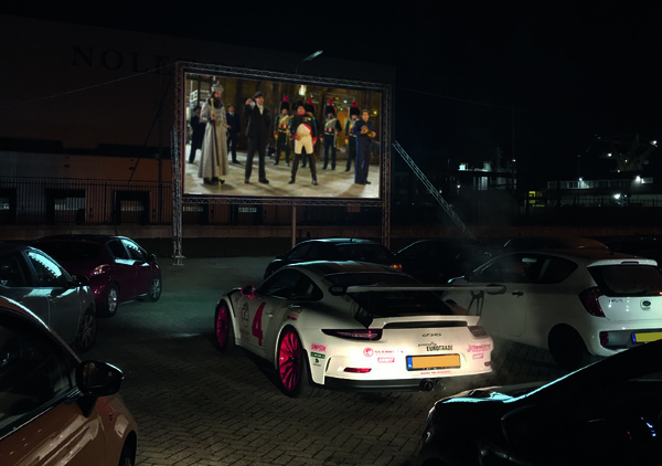 Drive-inbioscoop voor het goede doel Sinterklaasactie 