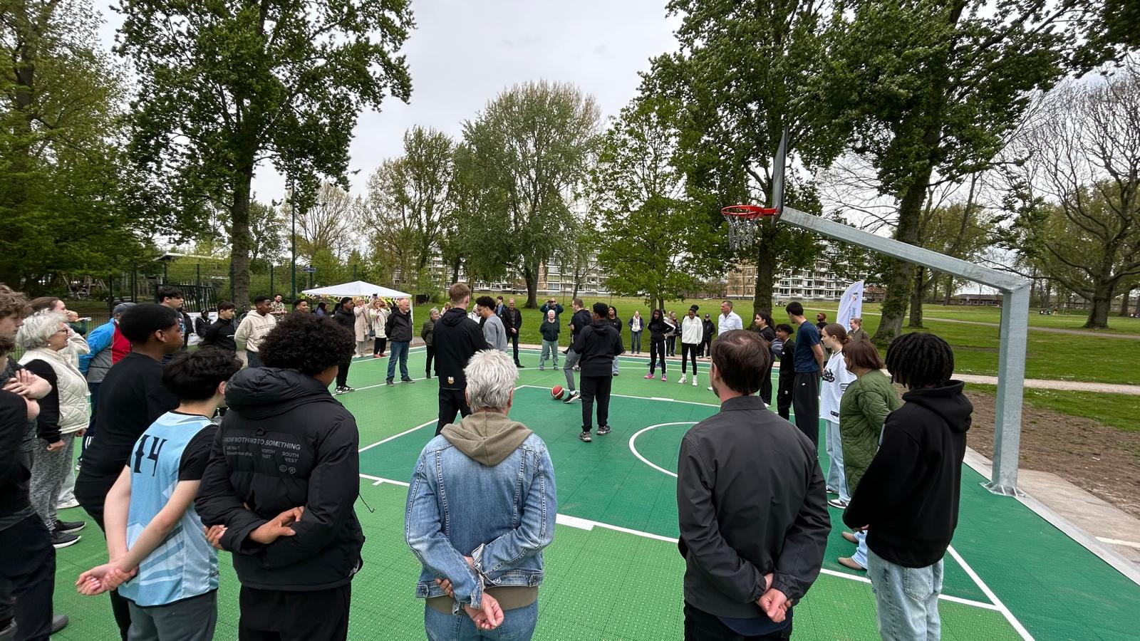 Jongeren in Schiedam Zuid erg blij met basketbalveld