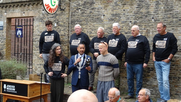 Vierkante dame met jeneverneus