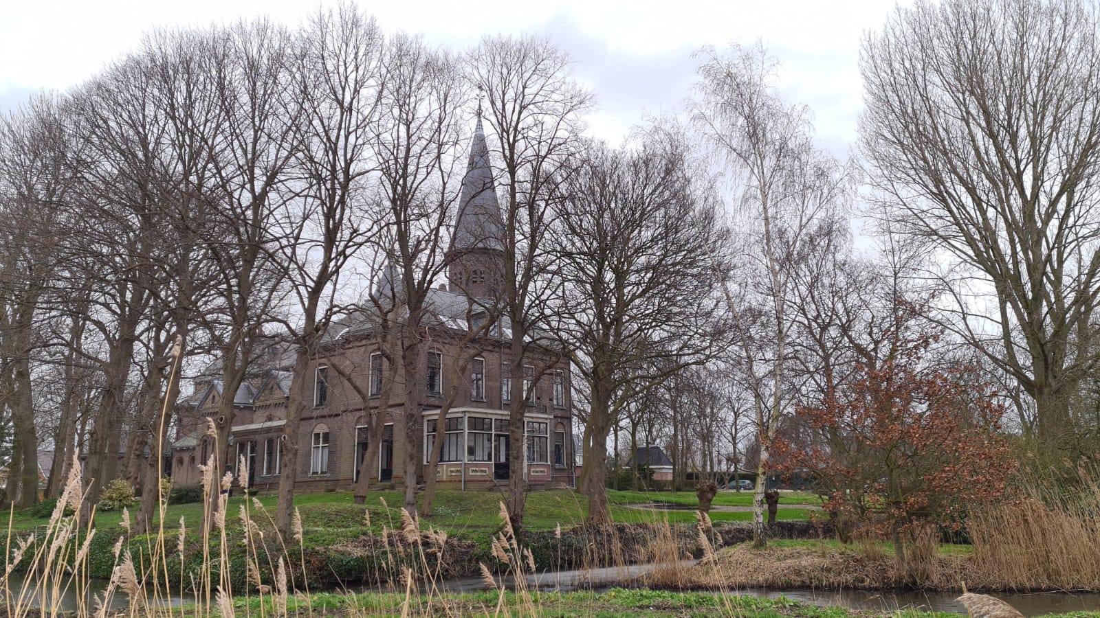 Sint Maartens lampionoptocht door tuin Jacobuskerk