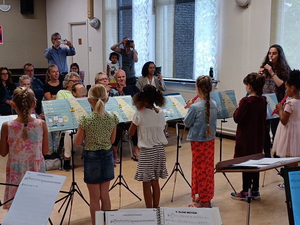 Kinderen laten horen wat ze tijdens blokfluitlessen hebben geleerd