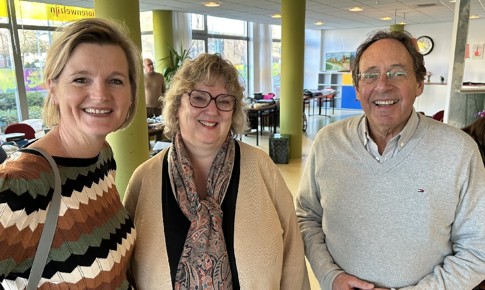 Wethouder Petra Zwang trakteert jarig Repair Café op gebak