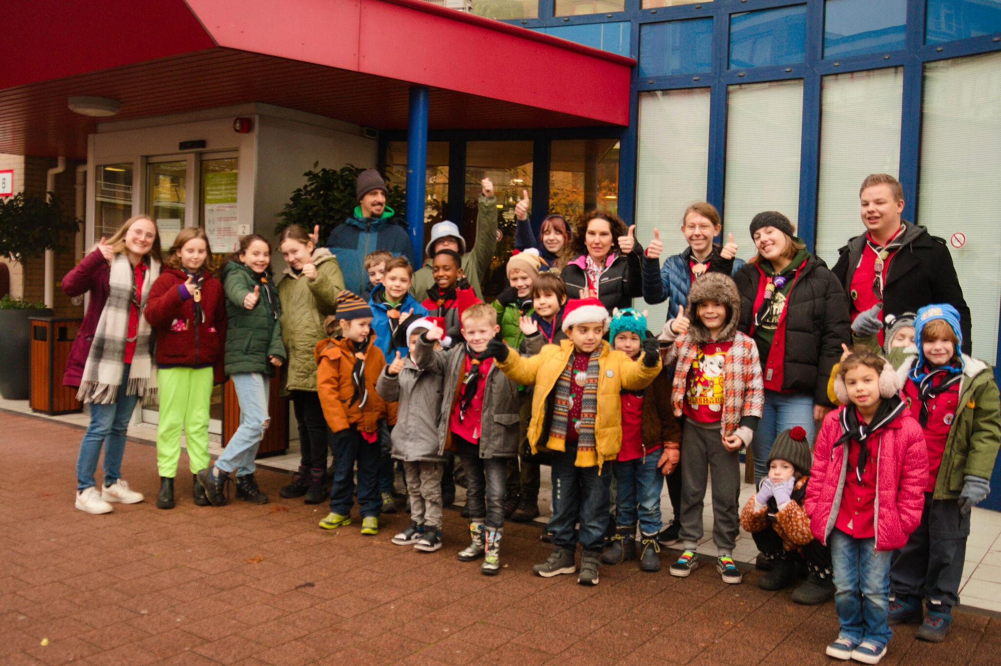 Jeugdige scouts maken kerstballen voor ouderen
