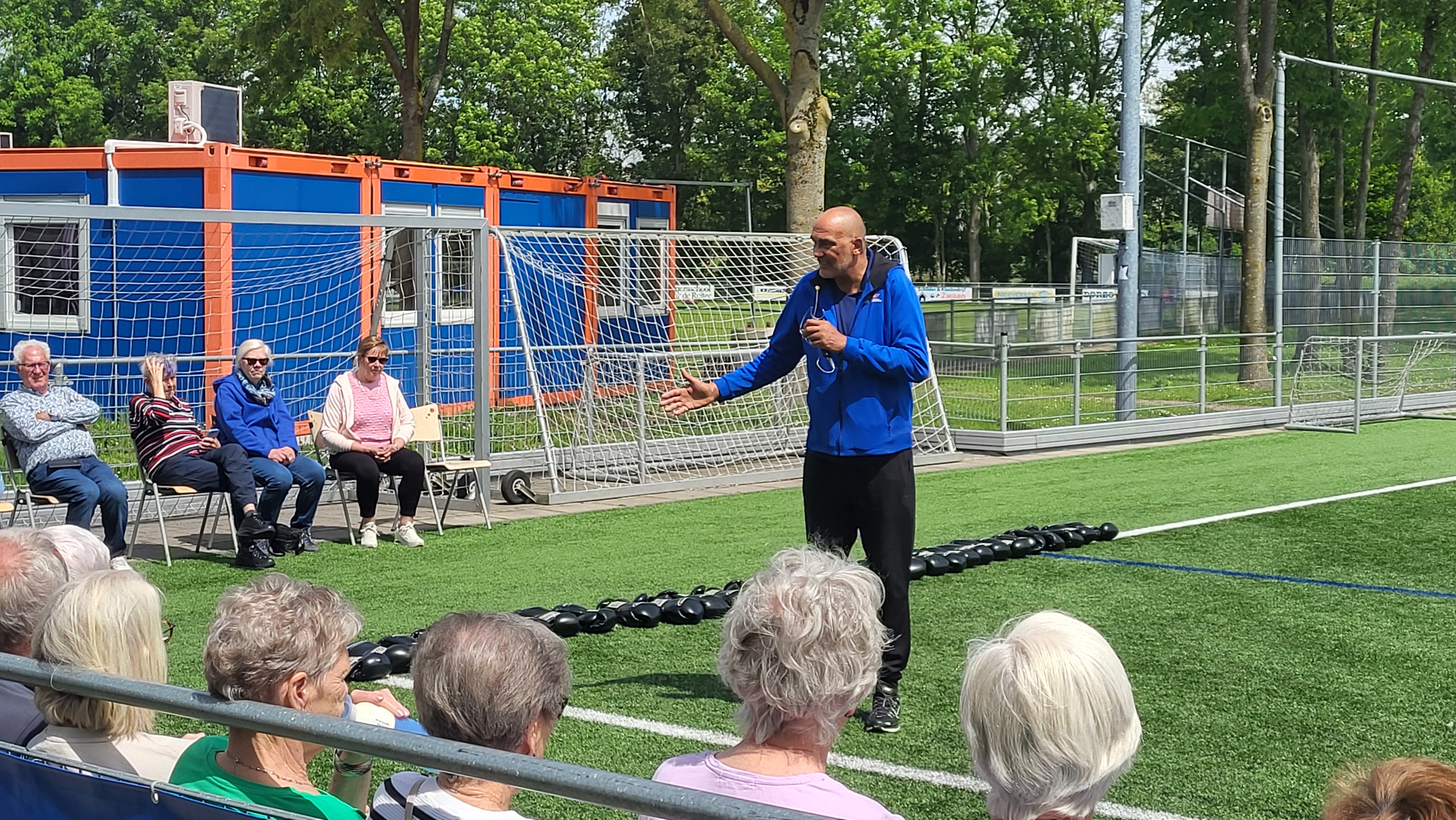 Oud- bokser Arnold Vanderlyde sluit beweegweek af