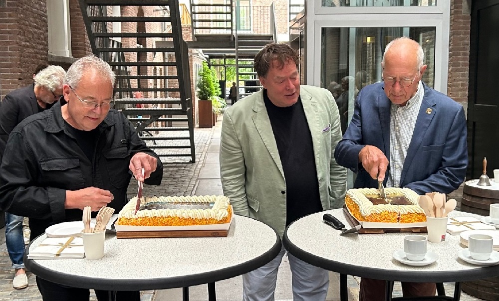 Taart en muziek bij viering jubileum Entrepotgebouw 