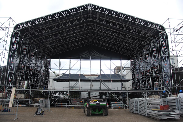 Het festivalterrein voor 'IDDF in Concert' wordt opgebouwd