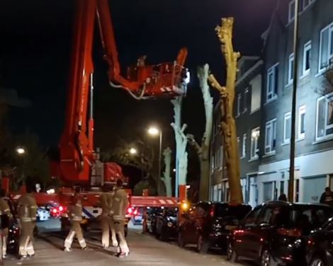 Deur woning geforceerd door politie om ambulancepersoneel toegang te verschaffen