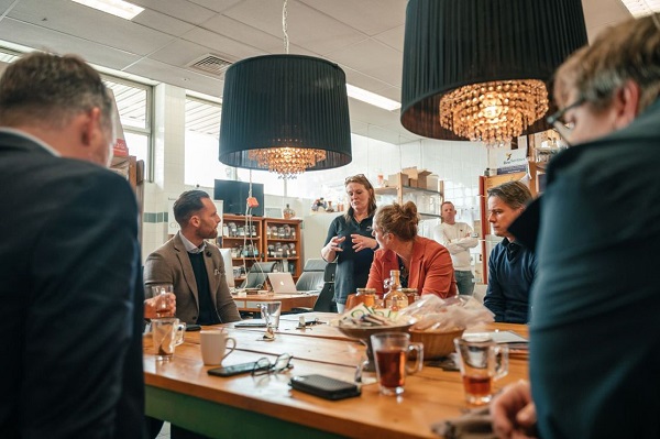‘Hoe meer mensen beseffen hoe belangrijk bijen zijn in ons bestaan, hoe beter’