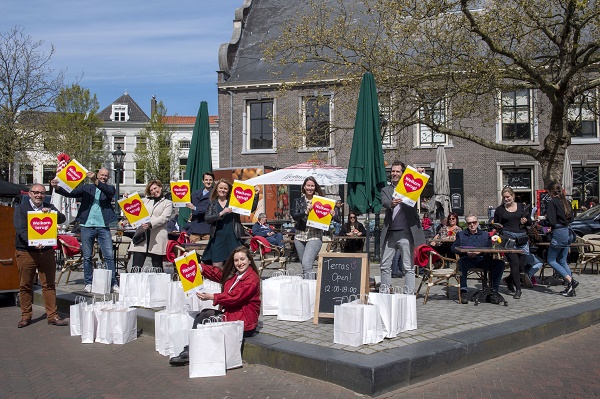 Een zoet ‘Welkom Terug’ voor Schiedamse horecaondernemers en winkeliers