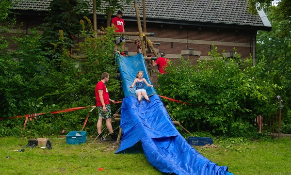 Scouts bouwden waterglijbaan