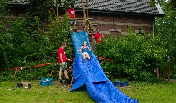 Scouts bouwden waterglijbaan