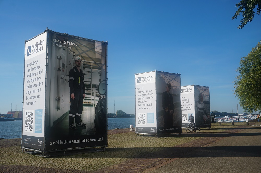 Mega-portretten van zeelieden aan de Nieuwe Maas