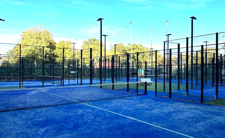 Sinds zaterdag worden de 4 padelbanen bij Van Vliet bespeeld