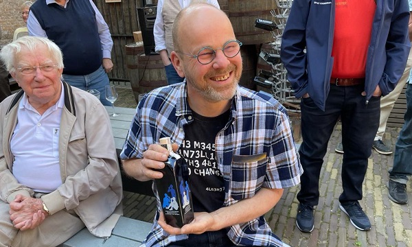 Rob van der Ven onthult Vriendenfles en exposeert in Jenevermuseum
