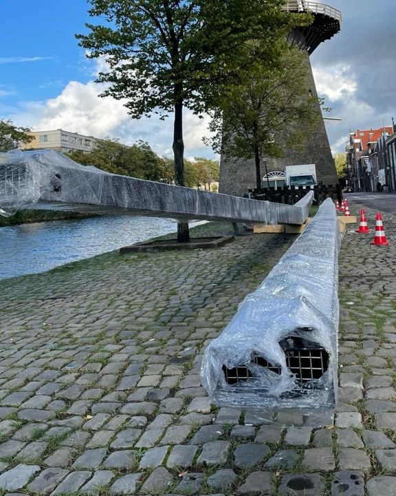 Dinsdagochtend worden de roeden op de molen geplaatst