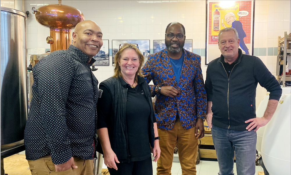 Prins op bezoek bij Serious Bee Distillers