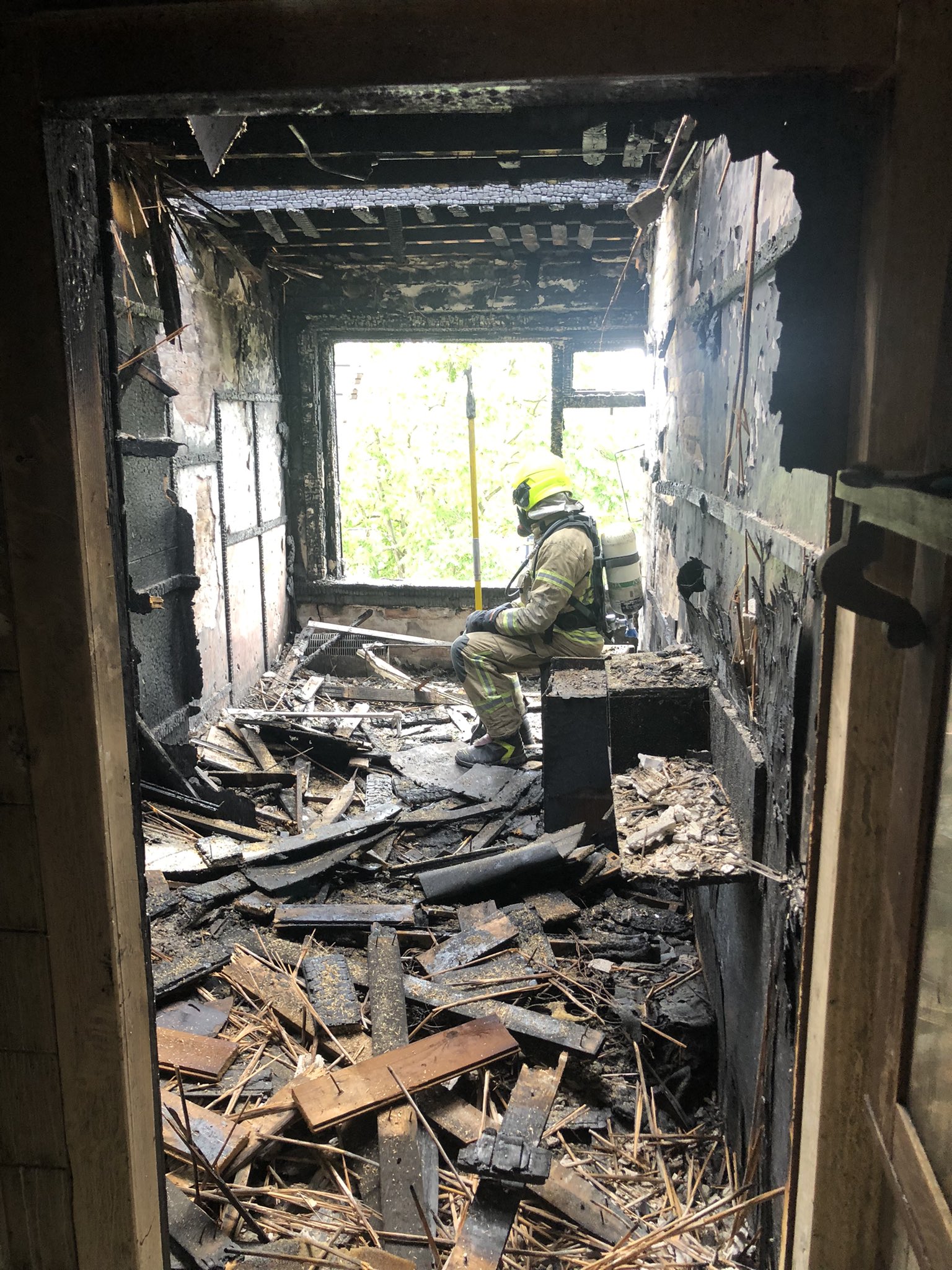 Veel sloopwerk door Brandweer Schiedam bij woningbrand Rotterdam