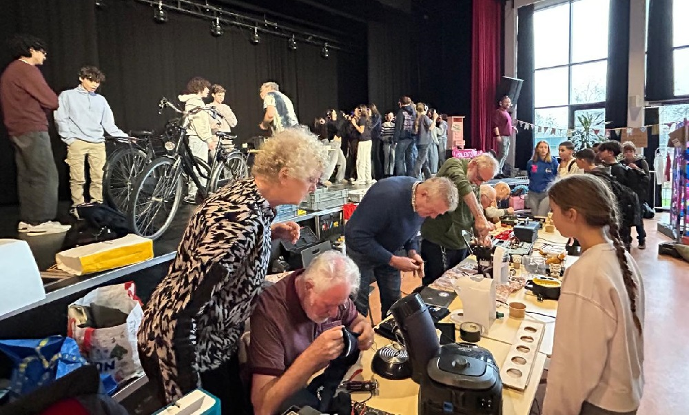 Repair Café met op de achtergrond silent disco