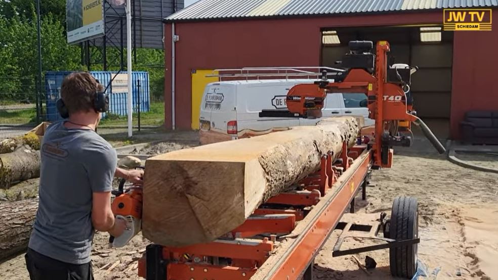 Buurtwerkplaats maakt iets moois van voorbarig gesneuvelde essen