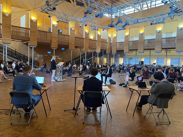 Leerlingen Sg Spieringshoek vormen 'Europees Parlement'