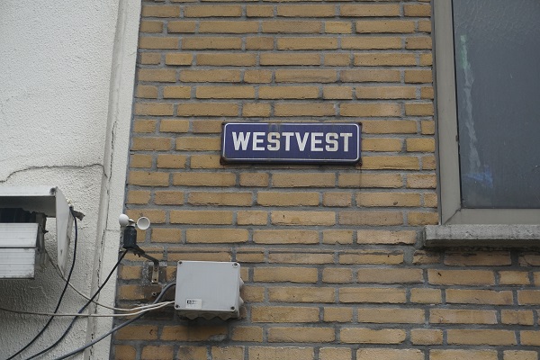 Wilde achtervolging vanaf Westvest; man rijdt trappen Stadserf af