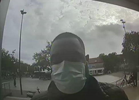 Deze man pint in Schiedam met aan oude dame ontfutselde bankpas