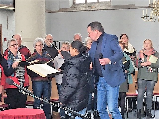 Leerlingen basisschool dirigeren het Schiedams Bachkoor