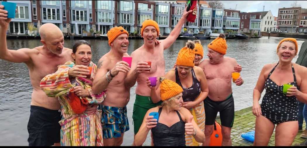 Koude Nieuwjaarsduik bewoners Nieuwe Haven