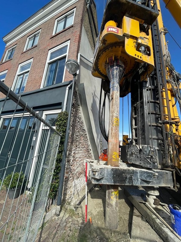 Eerste paal de grond in voor woningbouw op Dirkzwagerterrein