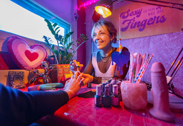 Vier jezelf tijdens 'A Punch of Pink' in Stedelijk Museum 