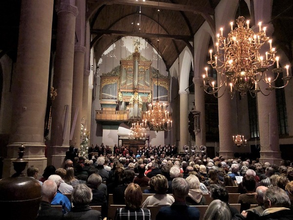 Kerstzang bij kaarslicht