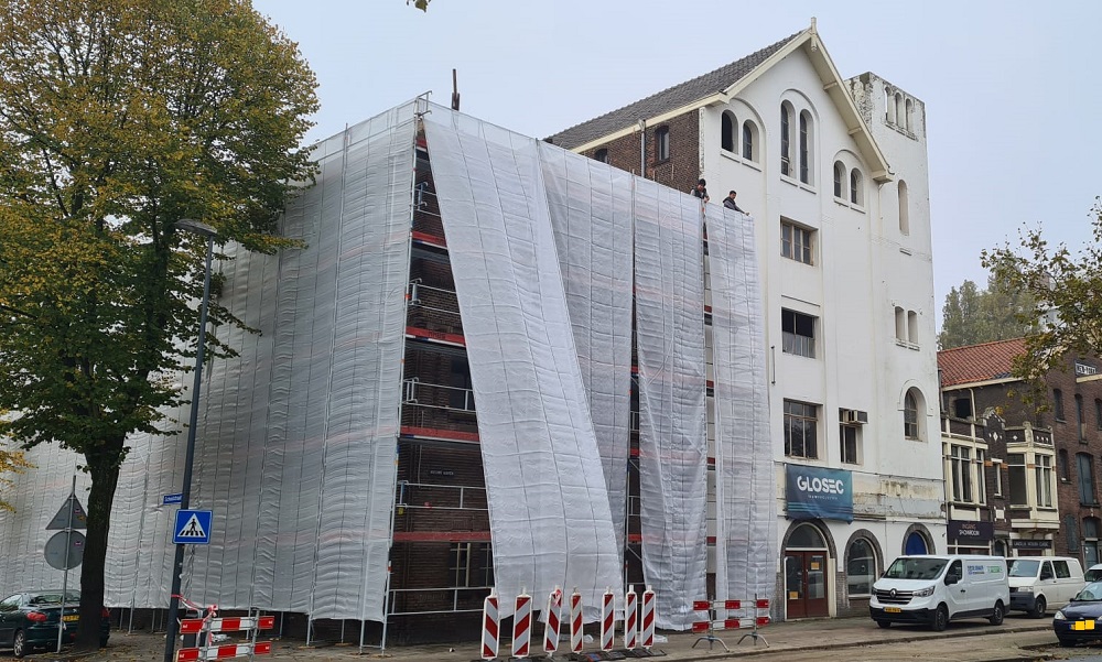 Panden op hoek Nieuwe Haven en Schoolstraat ingepakt