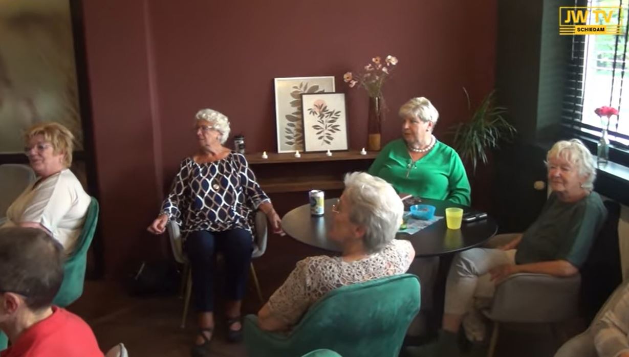 Dit keer geen ouderwetse prak voor de senioren, maar saté met salade