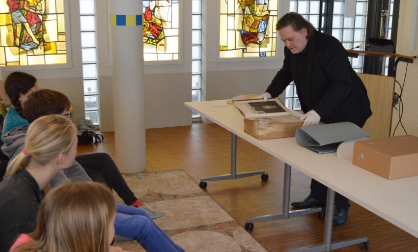 Leerlingen vertalen Latijnse teksten in Gemeentearchief